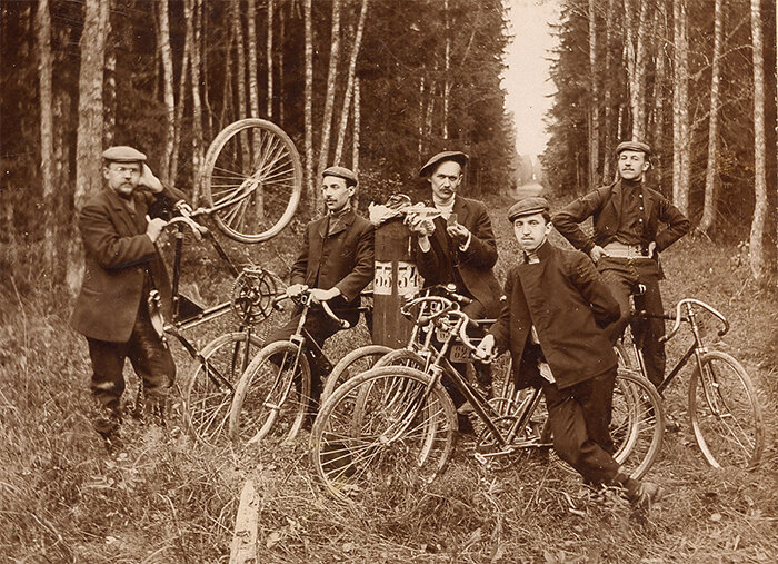 Фотография 1910 года, запечатлевшая группу московских велосипедистов, отдыхающих в Барвихинском лесу. Фото из коллекции Веломузея Андрея Мятиева.
