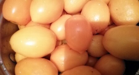 фото автора, листаем галерею по стрелке вправо. Мою помидоры, вырезаю плодоножки, крупные плоды режу на 2 части и кладу в кастрюлю, давлю прямо руками в перчатках, чтобы выделился сок, ставлю на огонь.