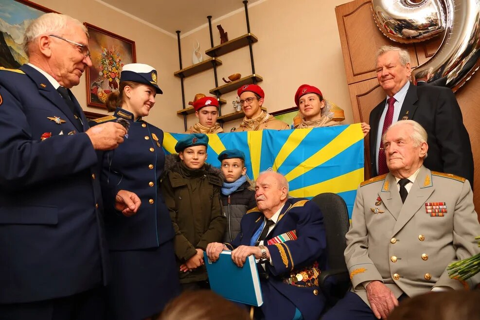 С 97-летием ветерана Великой Отечественной войны поздравили представители Воздушно-космических сил