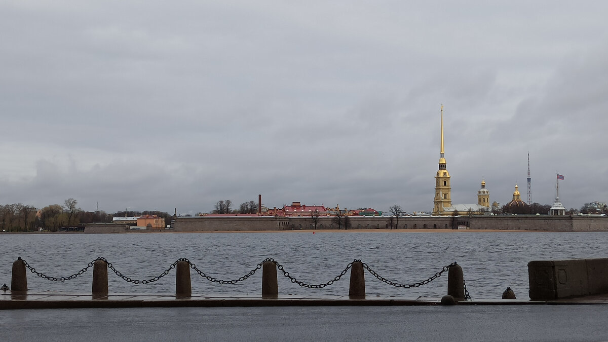 Нева. Справа Эрмитажный мост