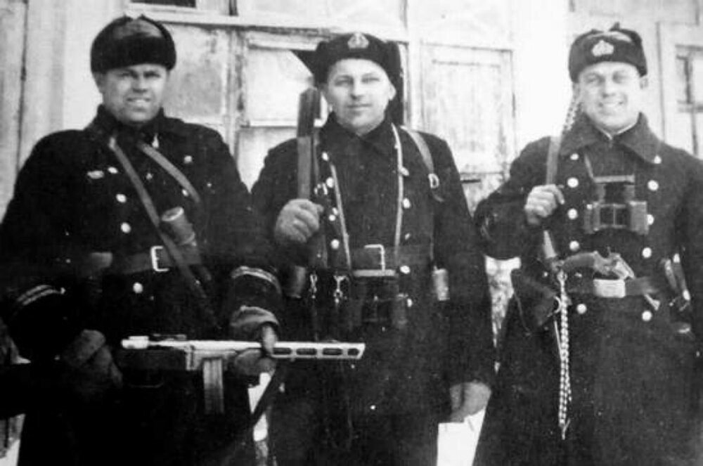 Участники десанта. С левой стороны, с ППШ в руках, политрук десантного отряда Д.Ф. Пономарев, начальник строевого отдела особого десантного отряда ЧФ при 44-й армии главстаршина Василий Михайлович Циб и командир пулеметного взвода десантного отряда ЧФ при 44-й армии главстаршина Николай Семенович Семичев. Кадр кинохроники. Источник: feodosia1945.blogspot.com