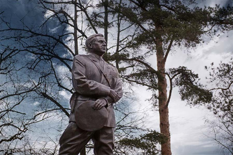 Памятник Герою Советского Союза, главному маршалу артиллерии Митрофану Ивановичу Неделину - Фото: mil.ru