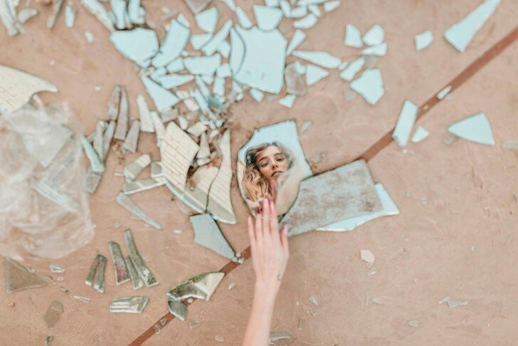 Смотреться в разбитое зеркало - плохая примета