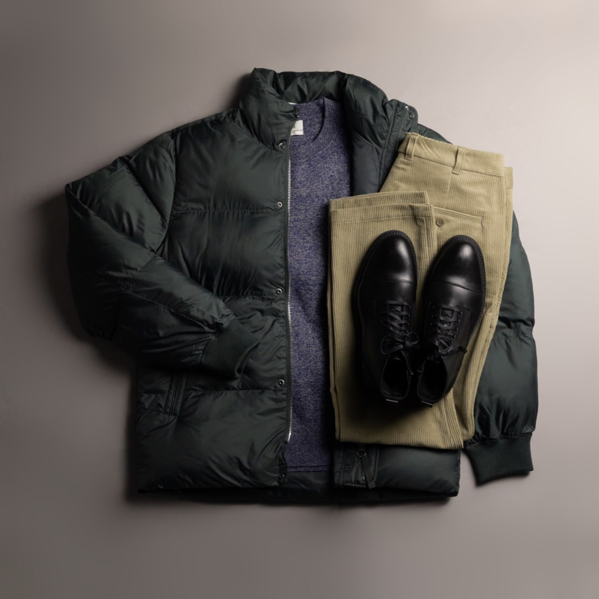 Комплект с зеленой стеганой курткой, джемпером и вельветовыми брюками.