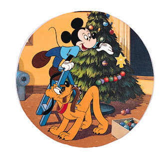 Микки Маус и пёс Плуто отправляются за рождественской ёлкой. Мышонок не подозревает, что вместе со срубленным деревцем в доме оказались двое нахальных бурундуков. А верный Плуто готов во что бы то ни стало защитить праздник от вражеских посягательств.

Поучительный мультфильм напоминает маленьким и взрослым зрителям, что праздник — не время для вражды. А традиционные рождественские песни Jingle Bells и Deck the Halls добавляют анимации праздничного шарма.