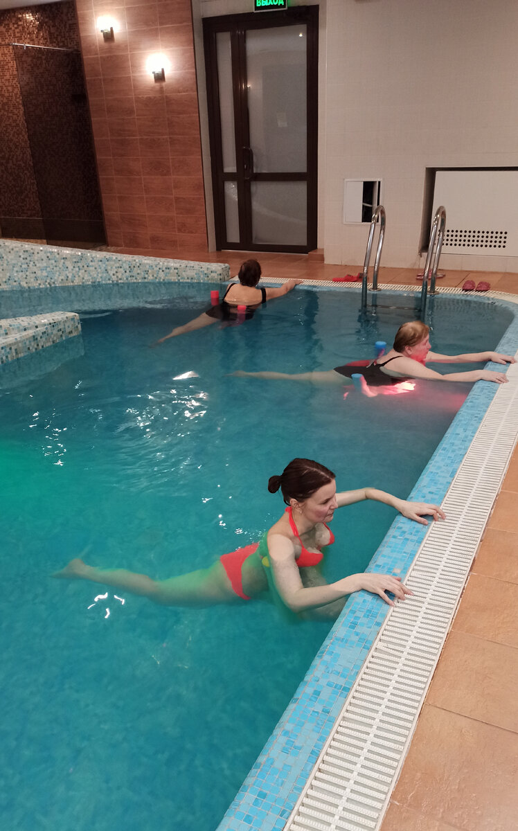 Растяжка лучше получается в воде