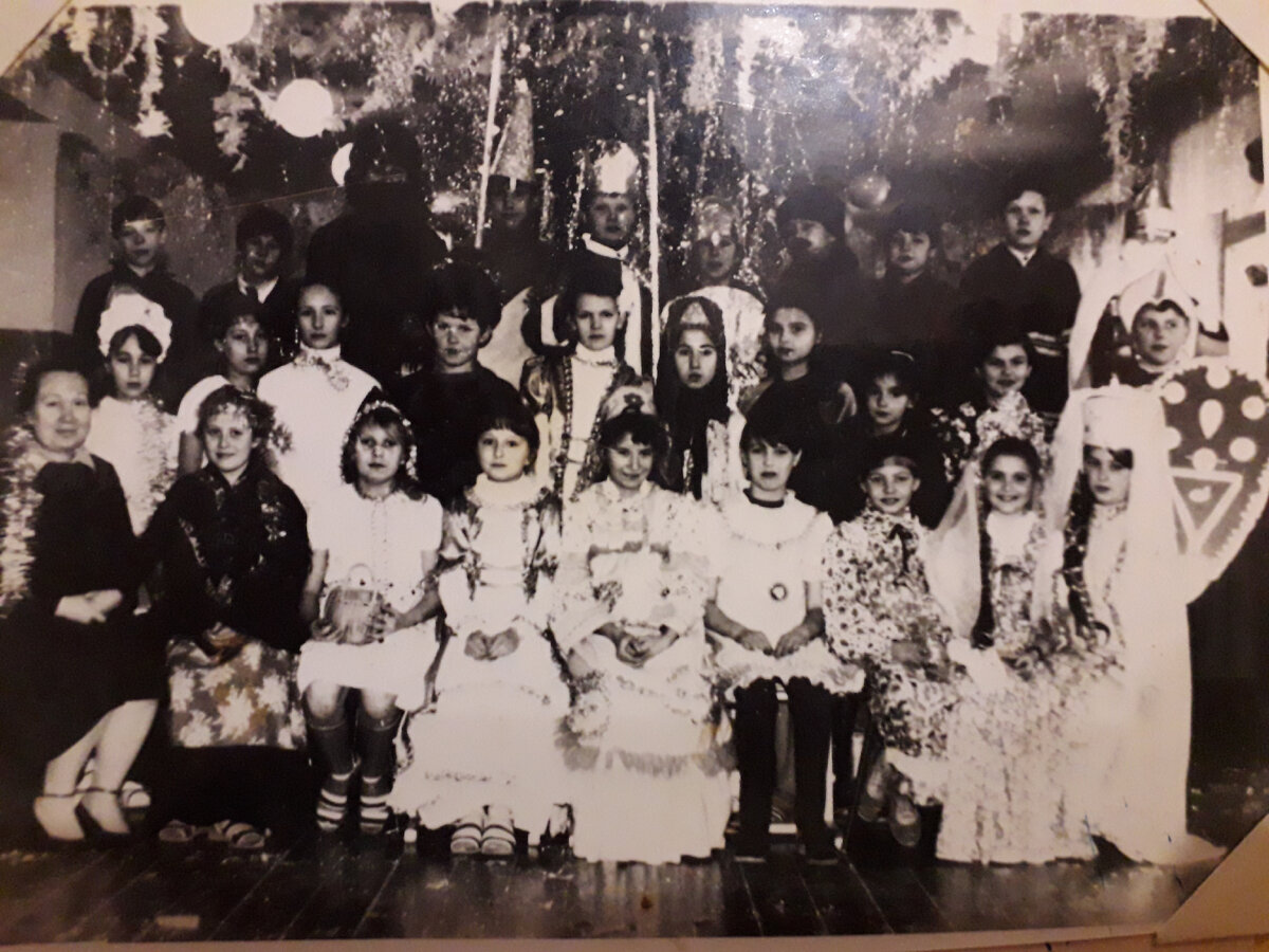 Наш класс ставил "Сказку о царе Салтане". Фото из семейного архива.