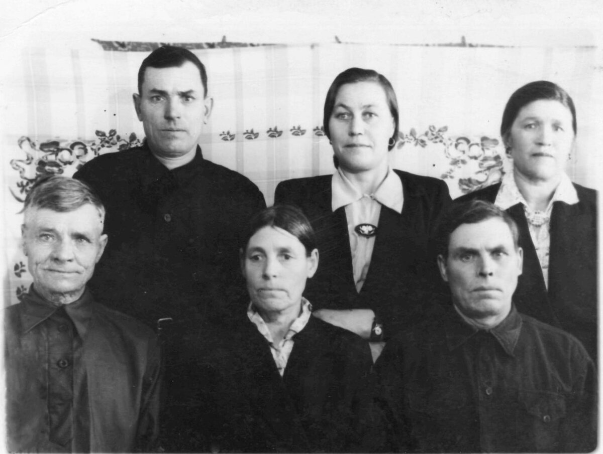 Семья Нагайцевых. Степан Григорьевич на фото в нижнем ряду слева