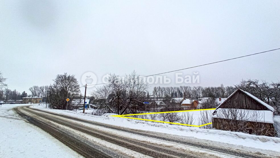 На фото: желтым цветом отмечена граница выставленного на аукцион земельного участка. Фотография носит иллюстративный характер.