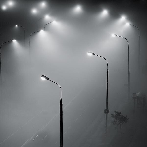 Город спит, окутан мглою,
Чуть мерцают фонари...
Там далёко, за Невою,
Вижу отблески зари.
В этом дальнем отраженьи,
В этих отблесках огня
Притаилось пробужденье
Дней тоскливых для меня...(А. Блок)
