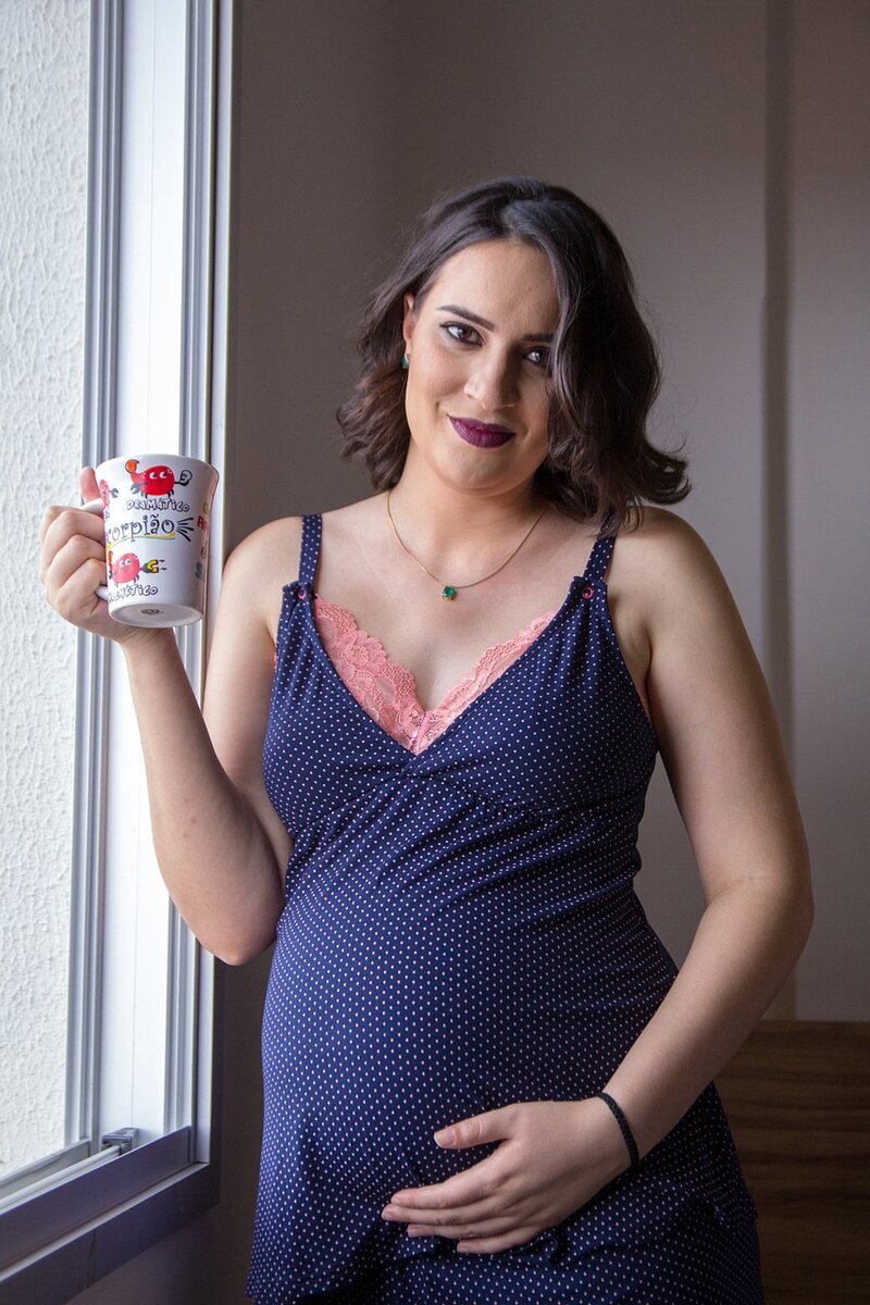 Многие женщины с наступлением беременности опасаются пить кофе, так как считают, что этот напиток навредит развитию ребёнка. Пить его можно с добавлением молока, тогда доза кофеина уменьшается.