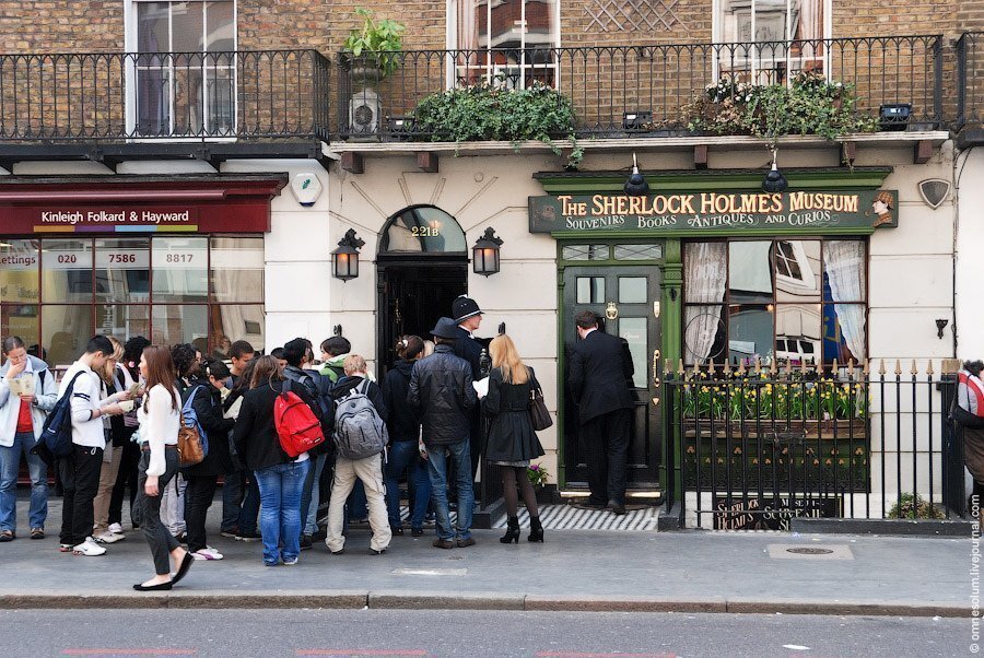 London tale. Бейкер стрит музей Шерлока Холмса. Музей Шерлока Холмса в Лондоне. Музей на Бейкер-стрит в Лондоне. Дом Шерлока Холмса в Лондоне Бейкер стрит.