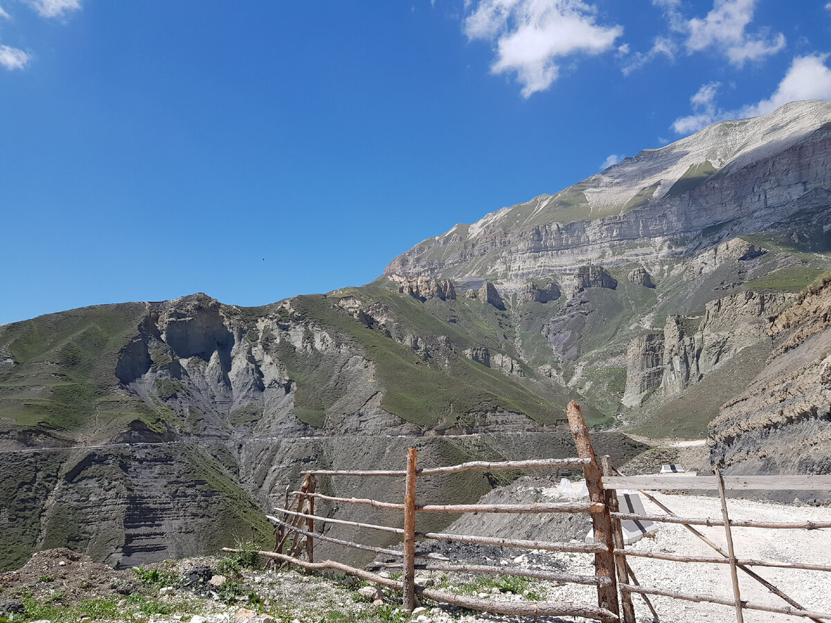 Горные дорожки, заборы от скота - это особый колорит, который можно почувствовать самому