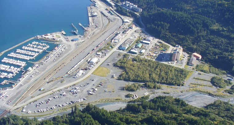 Весь городок Уиттиер на одном фото 
