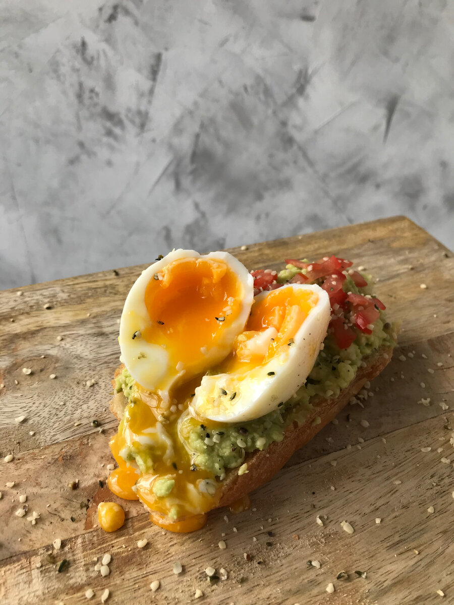 Яйцо с гуакамоле