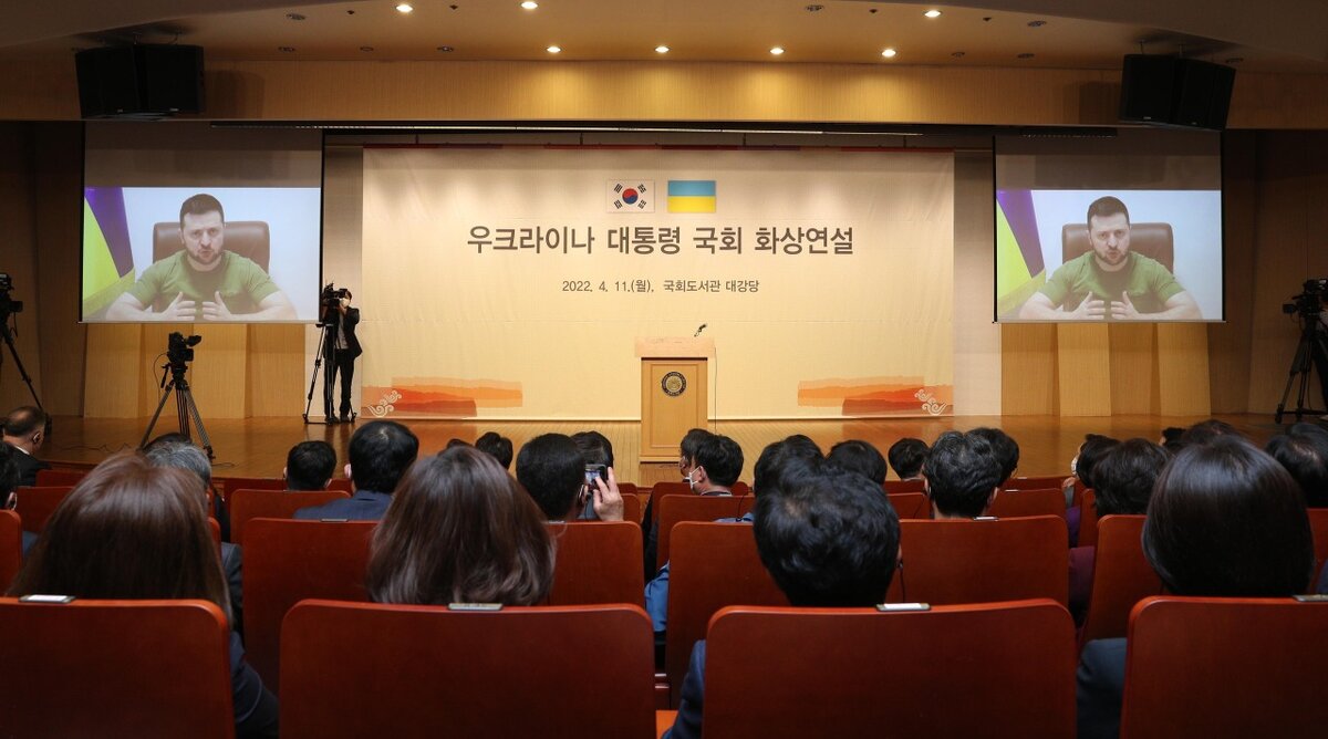 Президент  Украины Владимир Зеленский выступает с речью перед Национальным  собранием ЮК в Сеуле 11 апреля (Объединенный пресс-корпус)