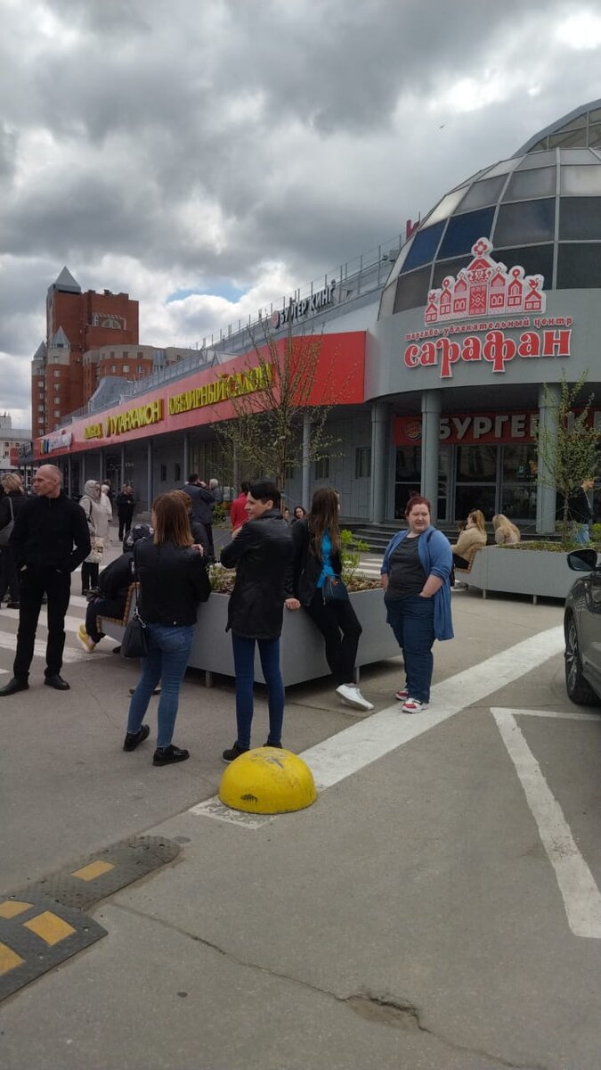 Всех отправили на улицу. Во сколько откроют не известно. Толи домой идти, толи круги вокруг ТЦ нарезать(((
