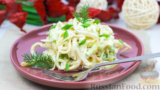 кальмары свежие, яйца отварные, огурцы свежие, лук репчатый, майонез, соль, масло растительное, лук зелёный, зелень укропа