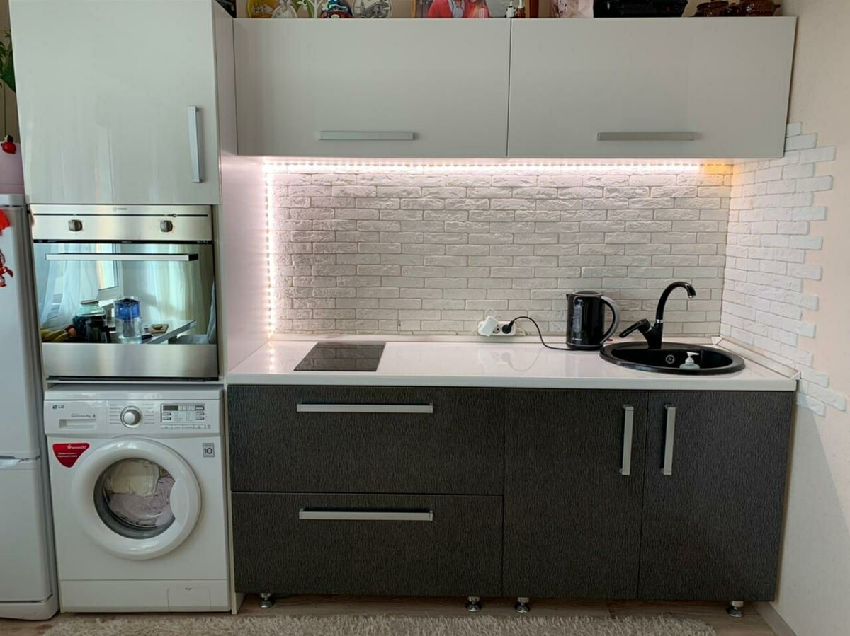 Удачное планировочное решение позволило спланировать компактную кухонную зону и оставить большой зал. 