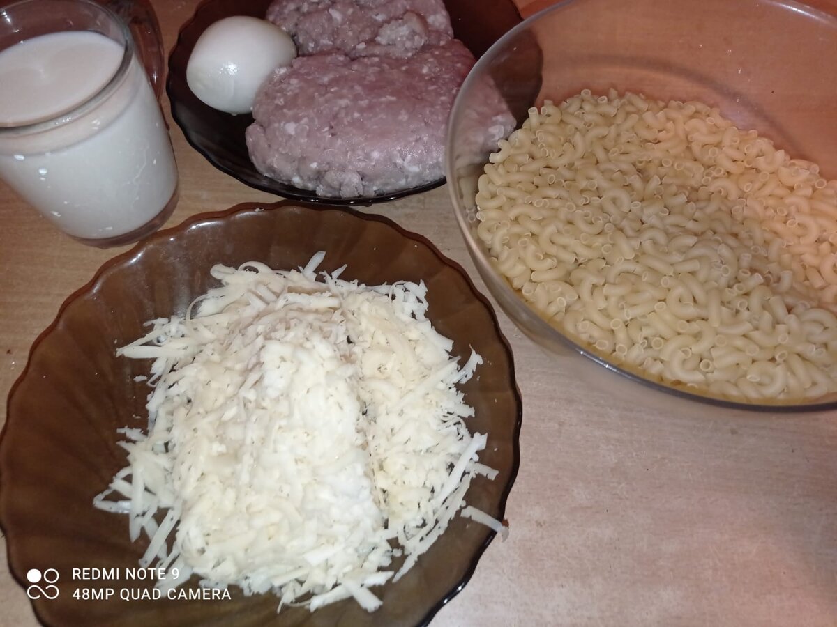 Молоко 1 ст., сыр 200 гр. натертый, фарш мясной 250 гр., лук 1 шт., макароны 400 гр. 