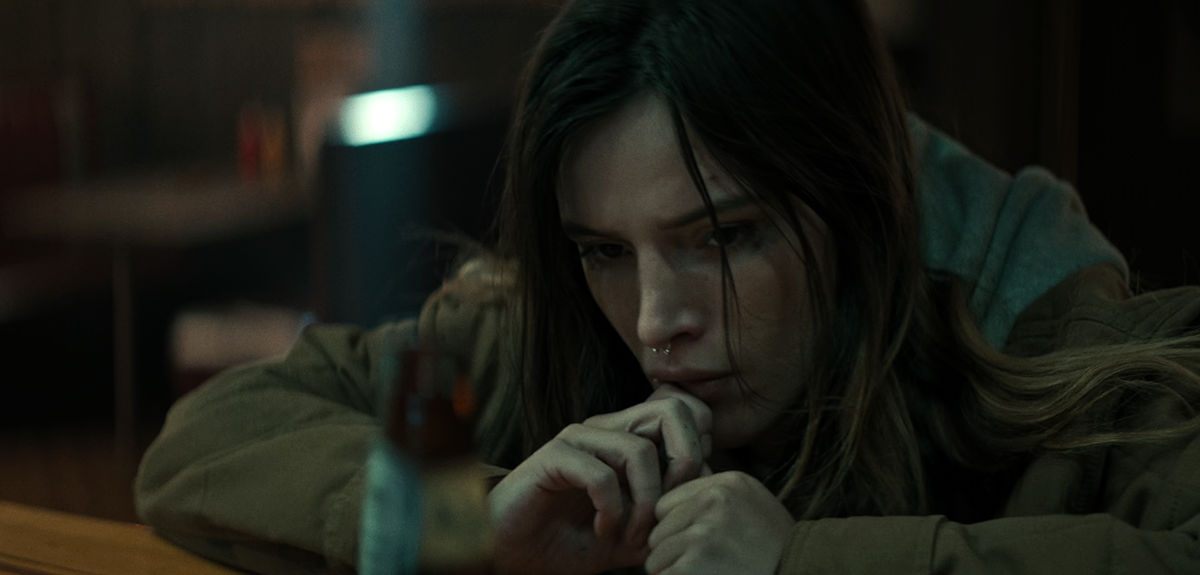 В видеоклипах у певицы и актрисы Беллы Торн гораздо более гламурный, чем в фильме  «Девушка»  