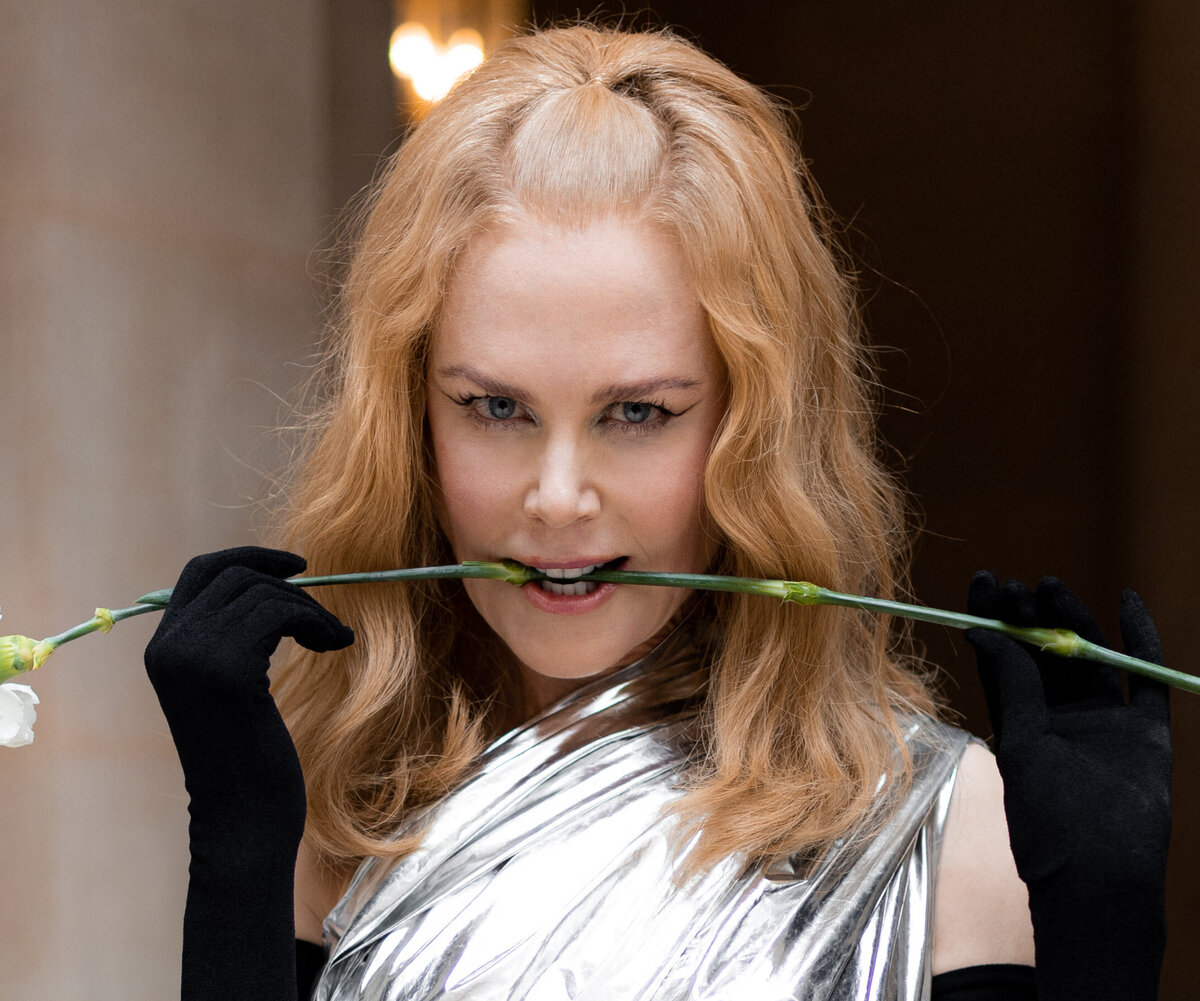     «Как ожившая статуя»: Николь Кидман высмеяли за «странную» походку на показе в Париже