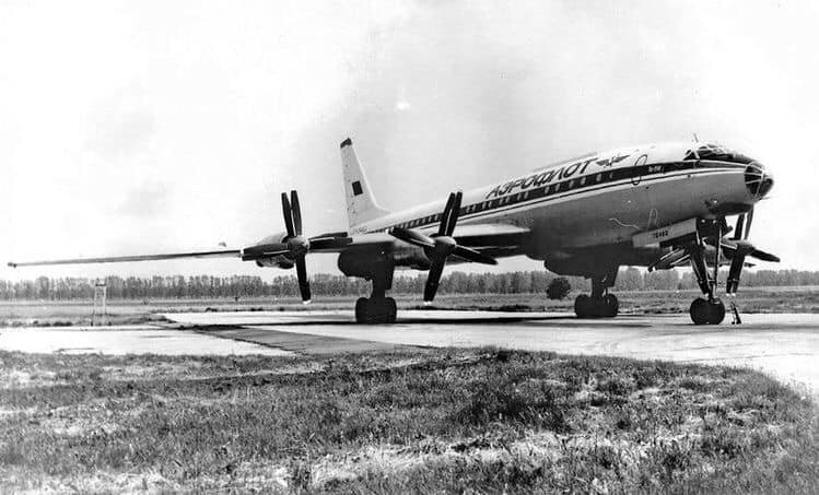 Ту-114 СССР-76483 на перроне аэропорта Домодедово в 1975 году.