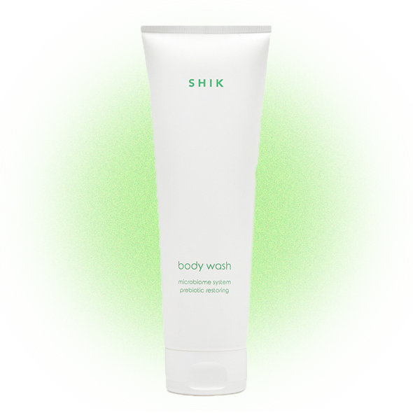 
купить1023 руб.Гель для душа с пребиотиками Microbiome System Prebiotic Restoring Body Wash, ShikГель в лаконичной банке красиво смотрится на полке в ванной. Запах у него свежий, травянистый, явно ощущается зеленый чай. Пенится легко, очищает круто, не сушит, не стягивает и не раздражает. Любим использовать его по утрам — бодрит и заряжает энергией на весь день.