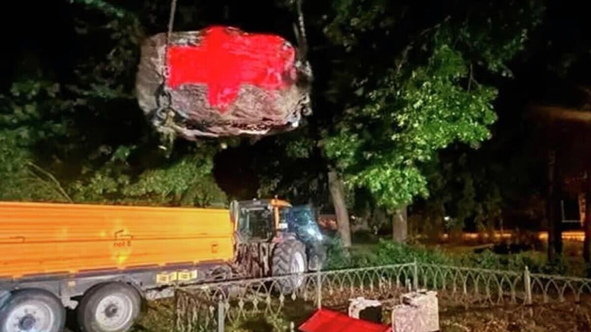    Демонтаж памятника советскому дипломатическому курьеру Т. Нетте в Латвии© Фото опубликовано посольством России в Латвии