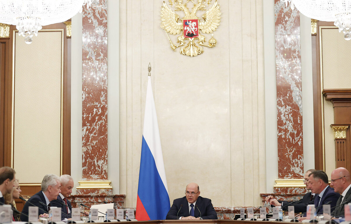    Премьер-министр РФ Михаил Мишустин (в центре)  Дмитрий Астахов/POOL/ТАСС