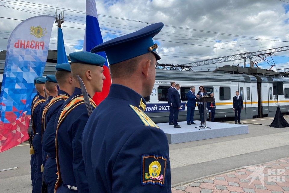     В вагонах «Экспресса» разместили портреты Сергея Сухарева .