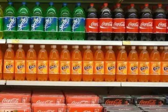 После ухода Coca-Cola из России ассортимент колы в магазинах расширился.