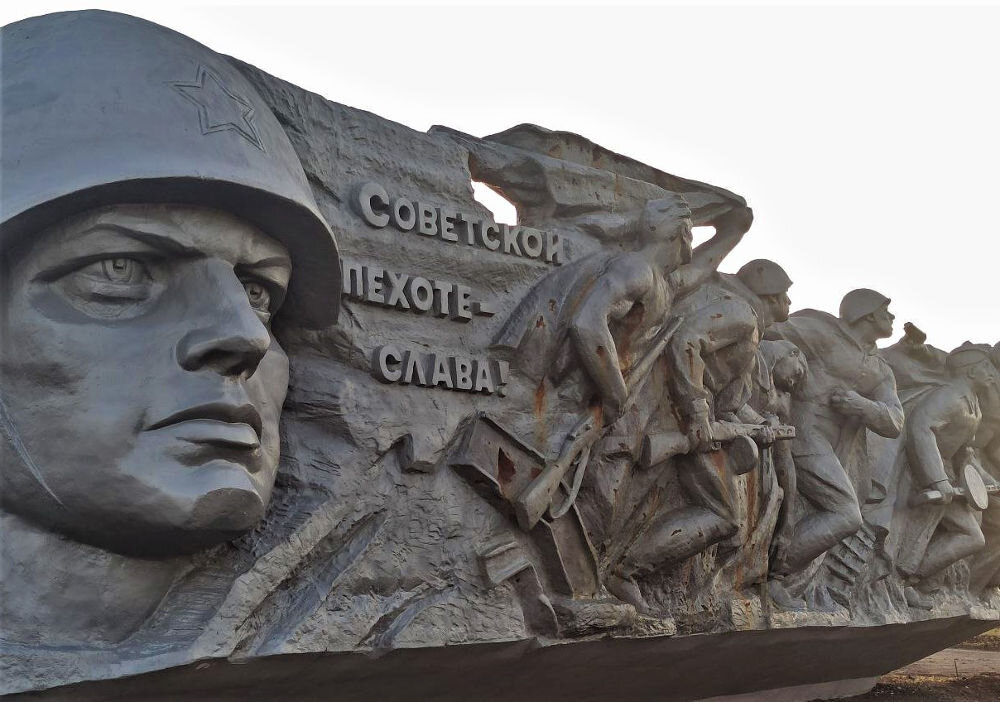 Саур-могила. Пилон «Советской пехоте – слава»