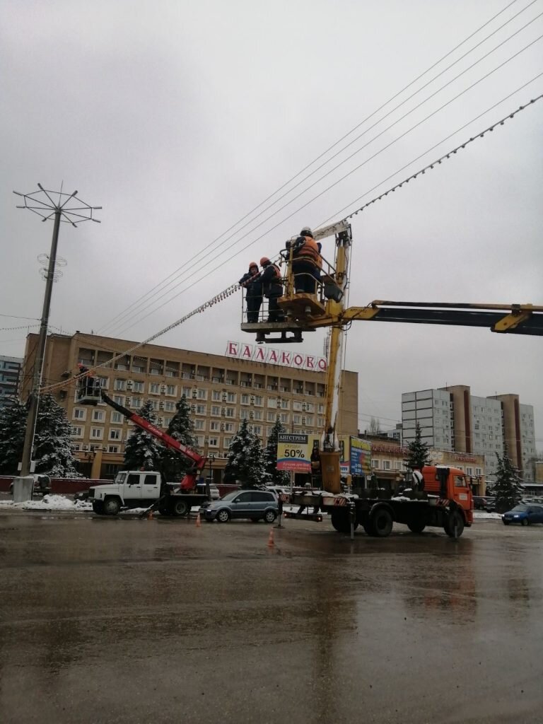 На улицах города Балаково сотрудники Комбината благоустройства начали  монтировать новогоднюю иллюминацию | Балаково-24 | Дзен