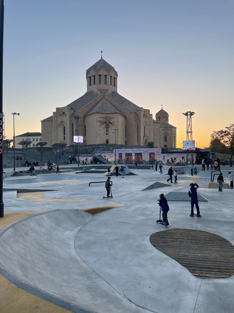 Куда пойти с детьми в Ереване - аквапарки, зоопарк, аттракционы, роллердром  и детские зоны в главных моллах города | МАМАГОЧИ: интересное детям | Дзен