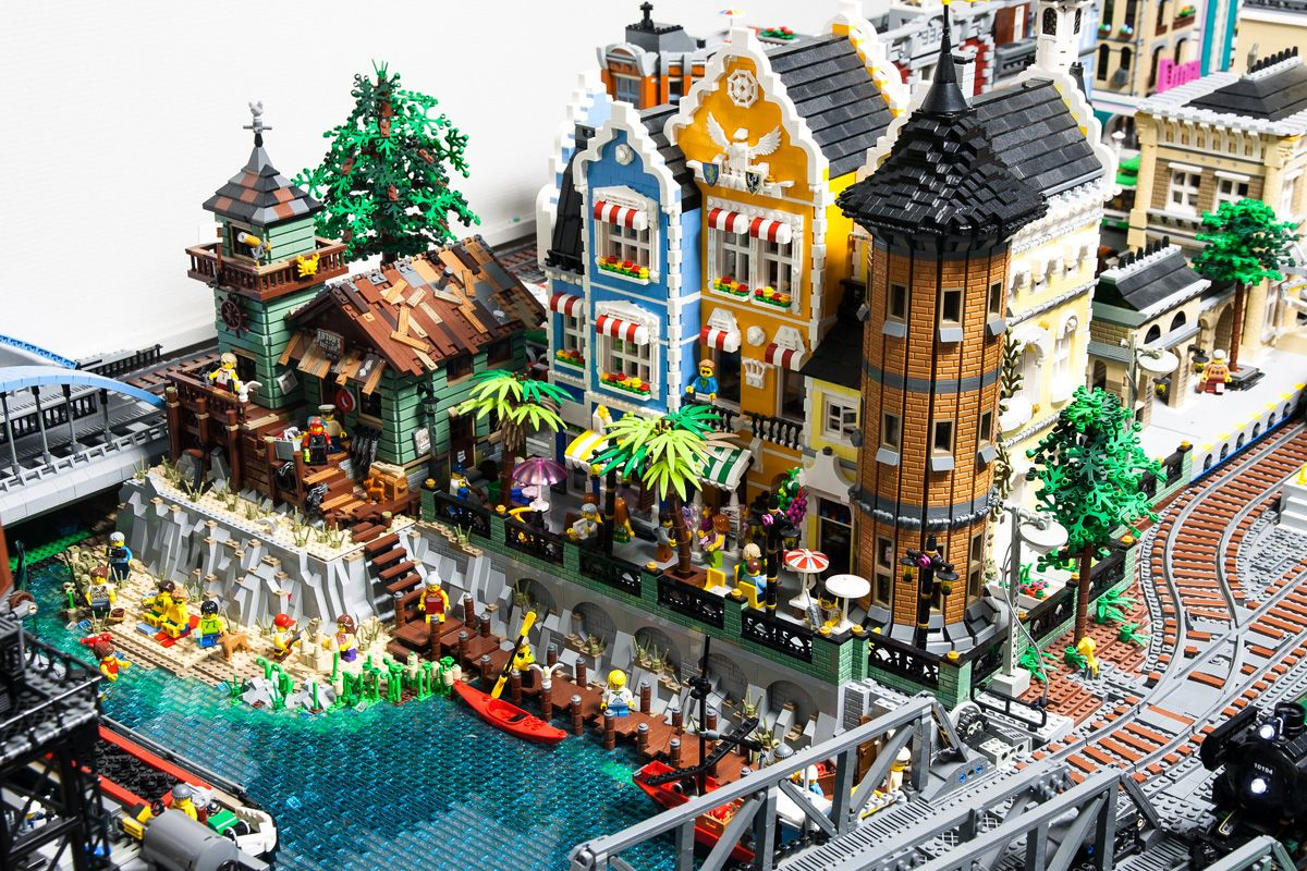 Город собран. Коллекция лего. Лего город. Город из LEGO. Лего древний город.