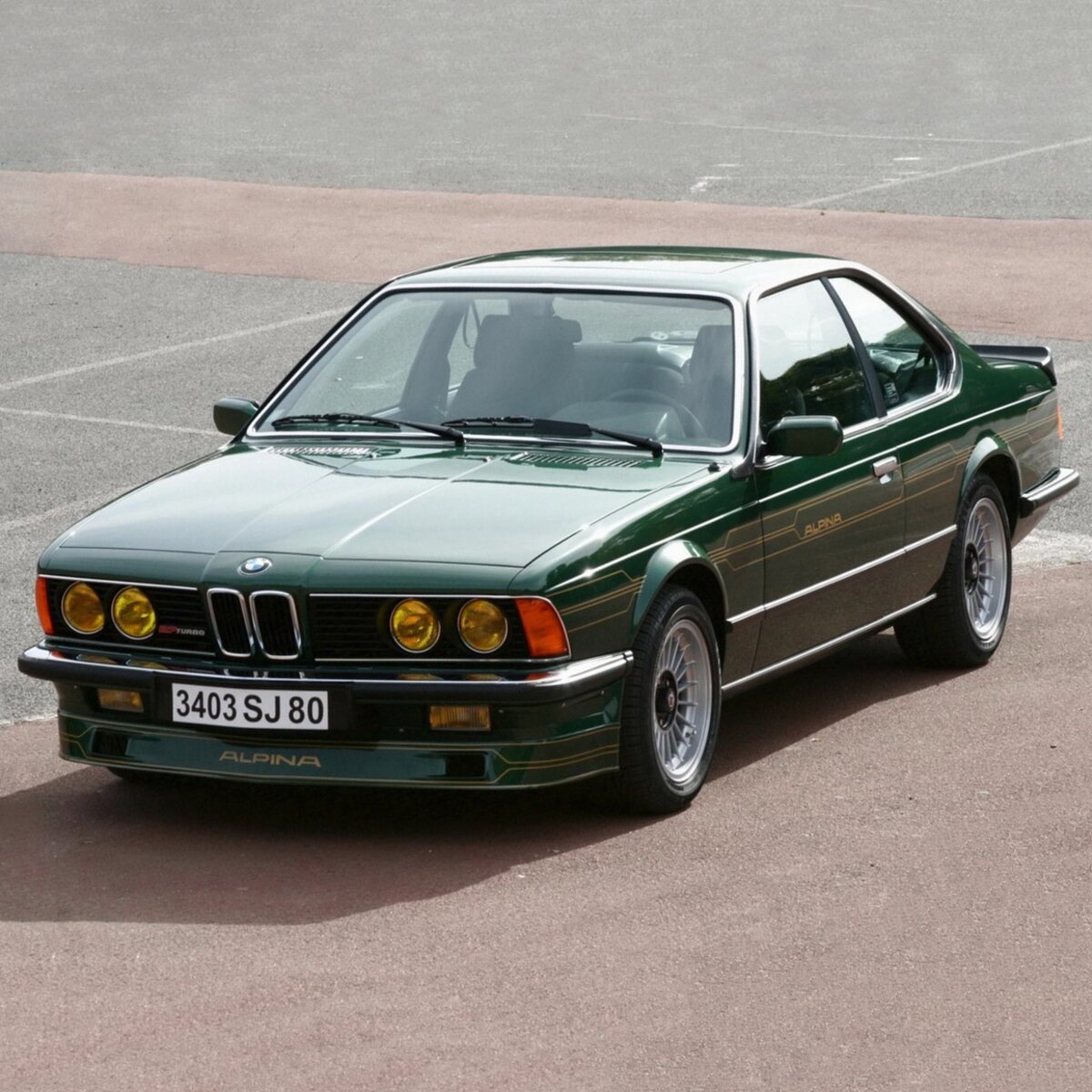 Так вот, чтобы мужчина сразу понимал какая Вы изящная и утончённая натура, можете смело кидать фото BMW 6-й серии в кузове E24. Здесь правда на фото девушка подкачалась в фитнес-клубе Alpina по курсу B7 Turbo. И специально для фотосессии одела тёмно-зелёное платье с чёрным поясом и жёлтые очки.