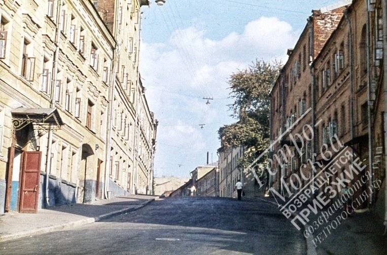 Хоть Москва и не станет уже как прежде, так как прогресс стремится вперед, но пустынные улицы мы наблюдать можем. 