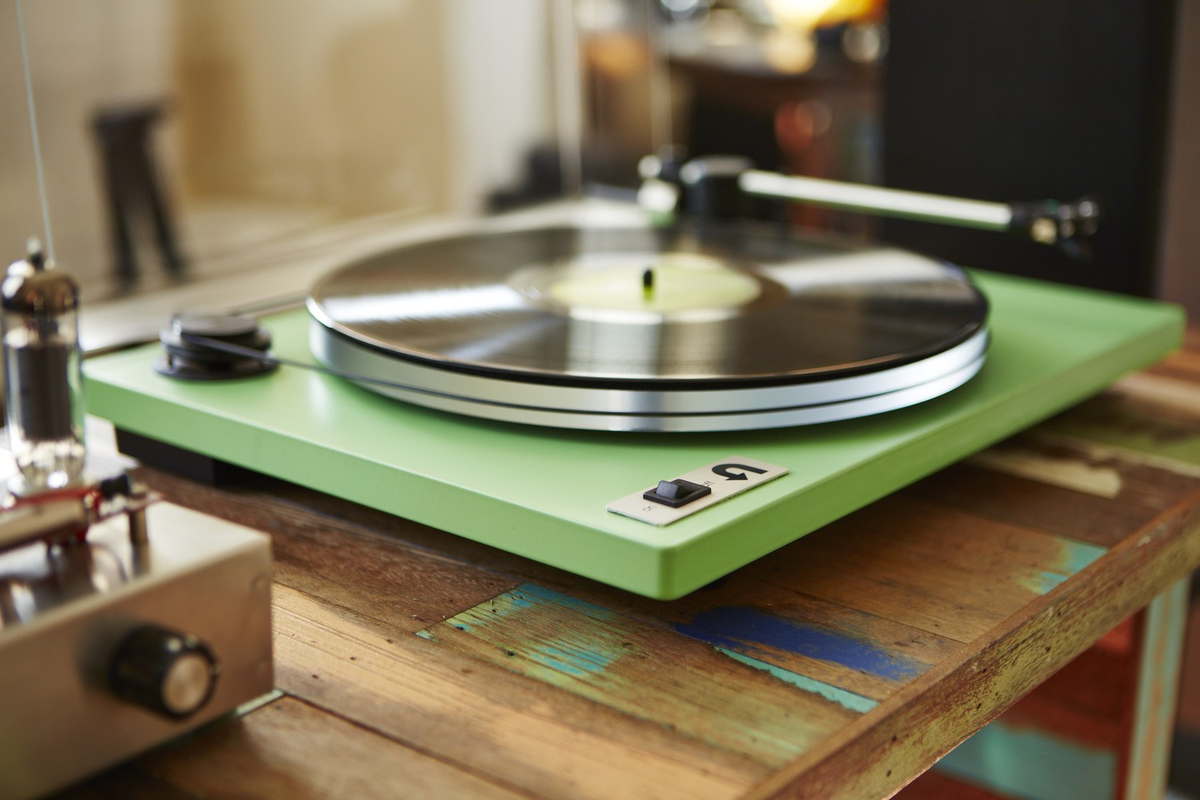 Vinyl record player. Проигрыватель виниловых пластинок Recor. Виниловый проигрыватель СССР. Старая пластинка. Фон с винилом и проигрывателем.