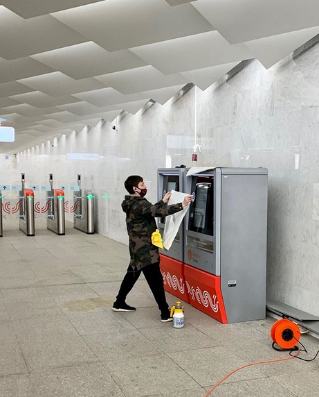 Оклейка терминалов оплаты в Московском Метро антимикробной пленкой