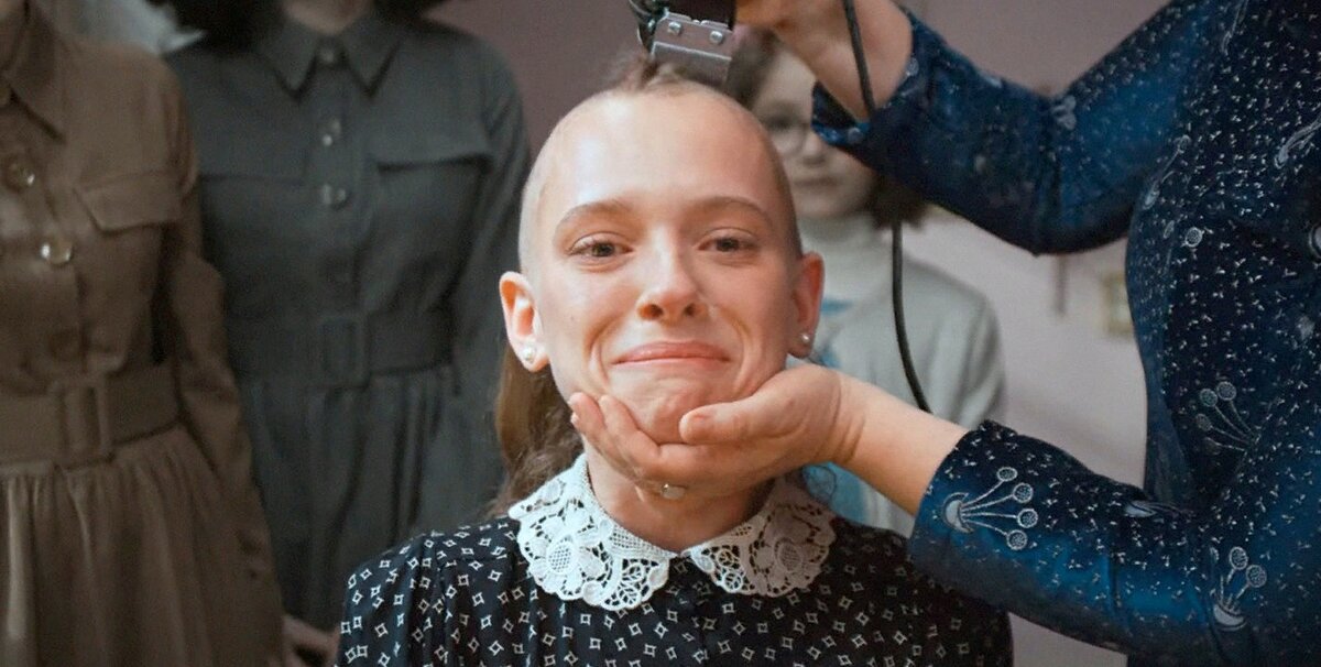 Кадр из фильма "Неортодоксальная".  После свадьбы женщин бреют наголо. Носить волосы считается верхом безнравственности. Замужние женщины носят парики или специальные платки.