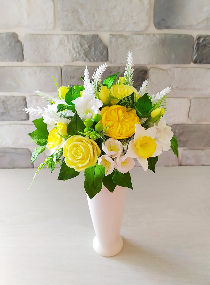 Букет с желтыми розами и нарциссами