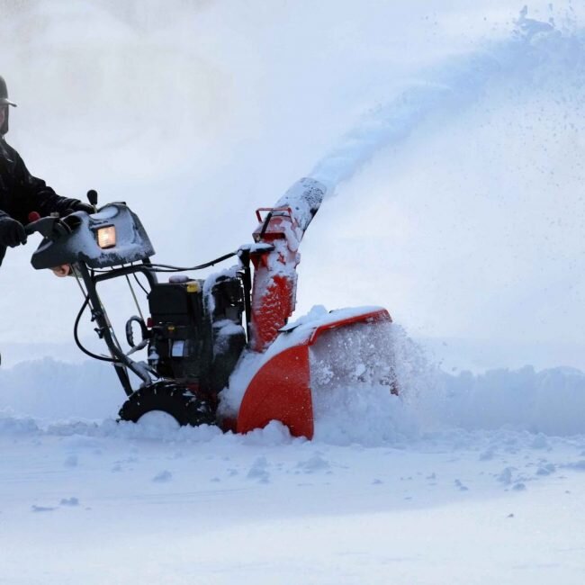 снегоуборщик. лучшие снегоуборщики. снегоуборщик бензиновый 7,5 л. лучшие снегоуборщики 2019. очень мощный сильный снегоуборщик.