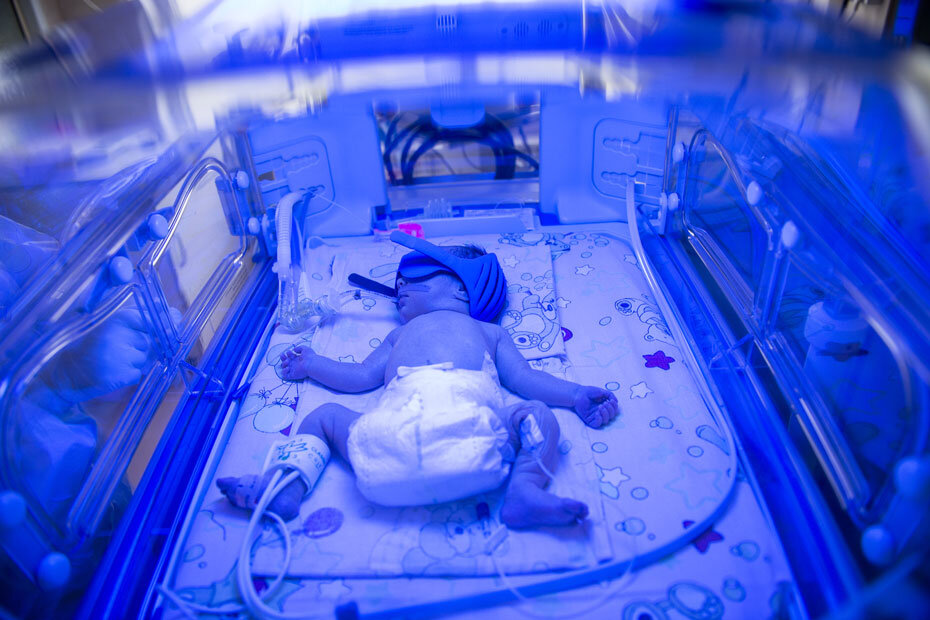 Ультрафиолет помогает выработать витамин D, который, по некоторым предварительным данным, влияет на течение COVID-19