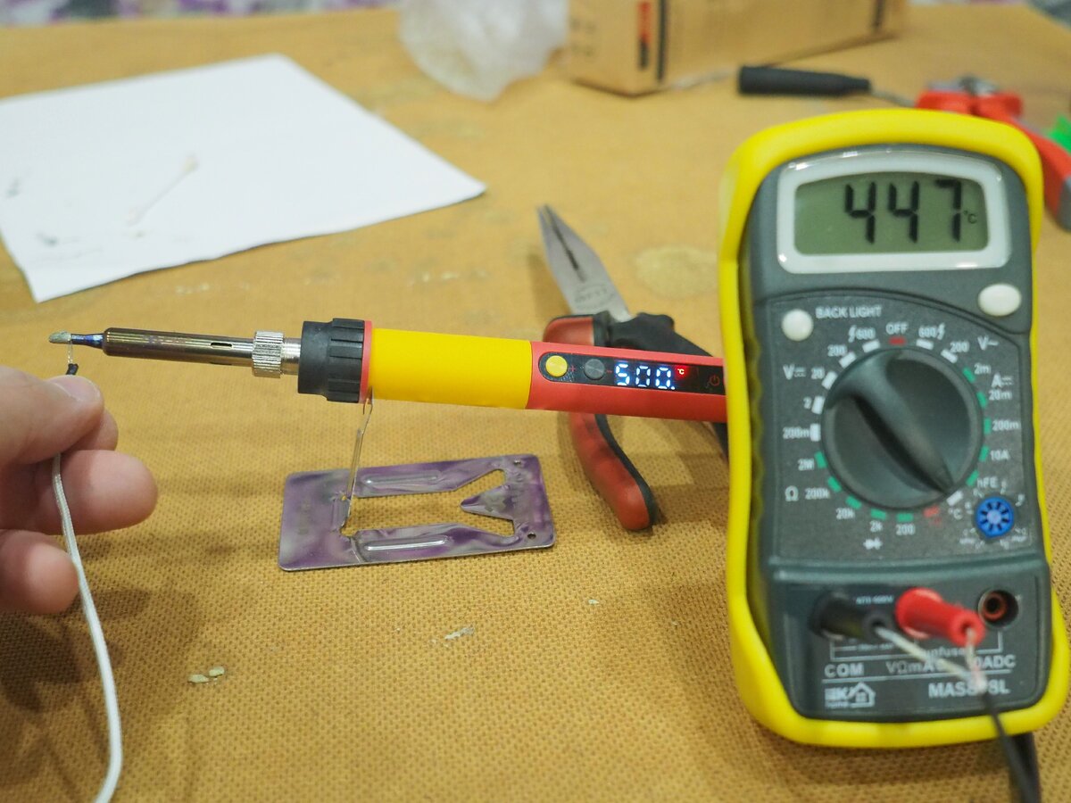 Считаю - переплатил за дополнительные "жала" идущие в комплекте в количестве 10-и штук. Надо было брать в розницу по: 85 рублей, докупив комплект жал. (фото оригинальное - авторское). Первый тест по реальной температуре, сделанное до покупки медных жал). Первое тестовое включение паяльника в сеть 220 Вольт 50 Герц. (В инструкции к паяльнику есть предостережение: при достижении паяльником температурного  значения свыше 580 С Цельсия, следует заменить нагревательный керамический элемент.)