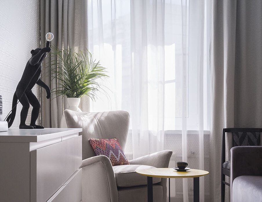 Автор дизайн-проекта Анна Смолякова. Посмотрите, как "работает" естественный свет в интерьере.  Чтобы увидеть карниз, крутите галерею дальше ▶️