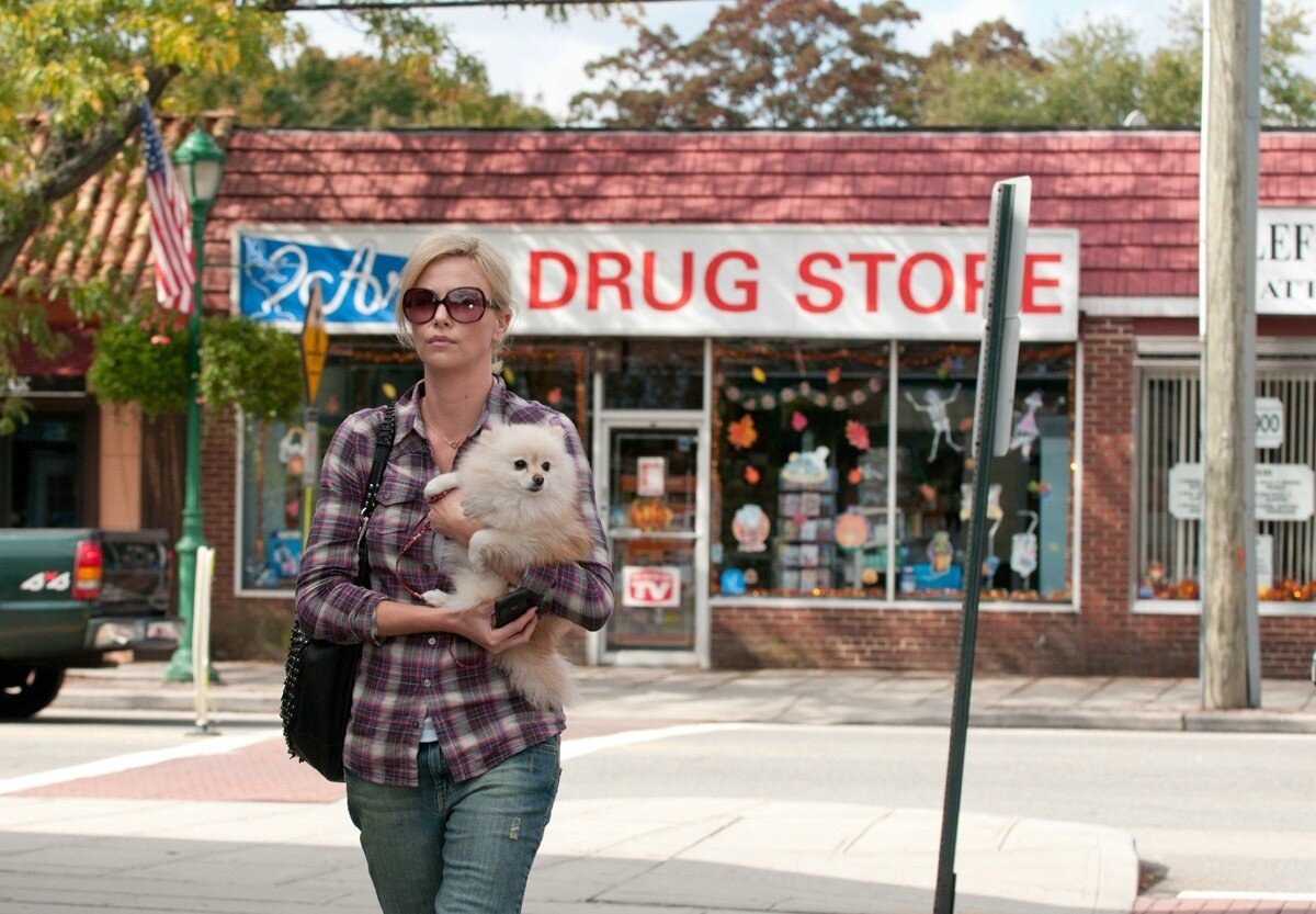 Шарлиз Терон в роли Мэвис Гэри. Кадр из фильма "Бедная богатая девочка". Изображение взято из свободных источников