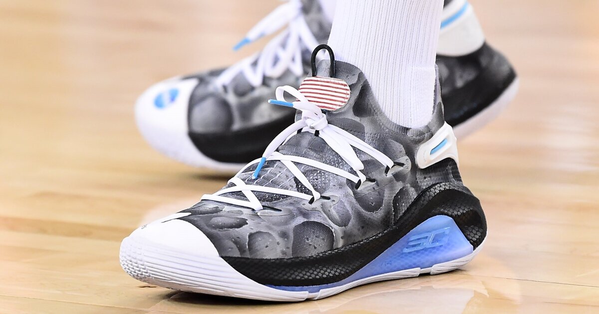 Кроссовки звёзды NBA Стэффана кари Были продана на аукционе eBay за 58100 тысяч долларов. В данных кроссовоках Стэффан кари  появлялся на игре против Houston Rockets. столь высокая цена может быть объяснена тем что не задолго до матча Кари высказал свои сомнения по поводу высадки американцев на луну он сказал что кадры могут быть смонтированы,но потом он сказал что это шутка, ведомства Nasa за это сводили его в свою лунную лабораторию.