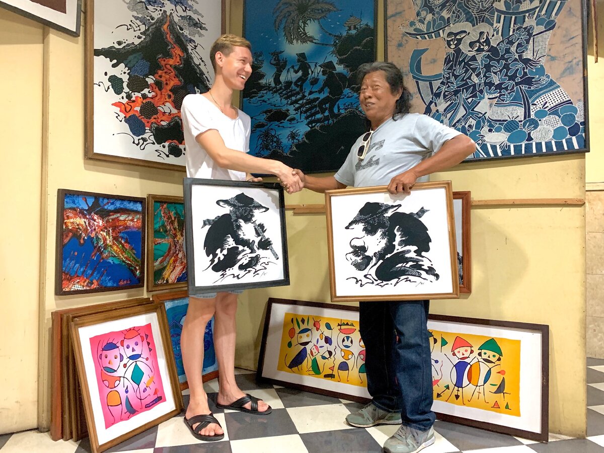 Индонезийский художник передает одну из своих картин в технике батик. Фото автора.