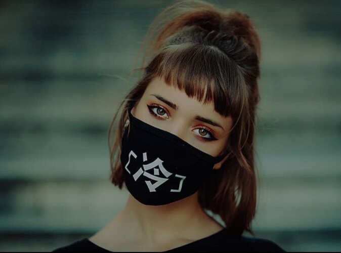 Смотрите какая хорошая - строго соблюдает масочный режим